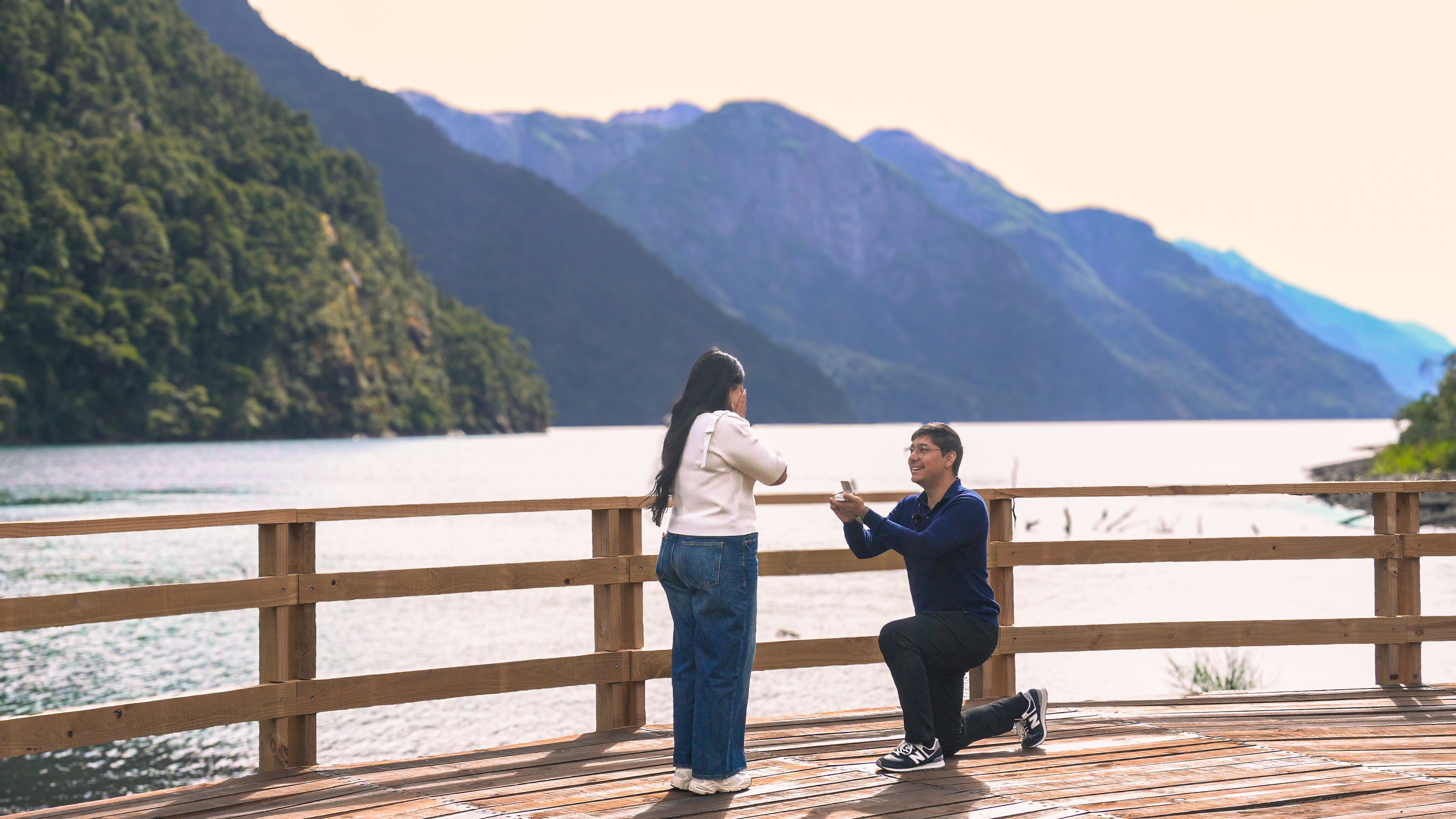 Benjamin arrodillado junto al lago, pidiendo matrimonio a Kiara